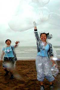 windtoys - redcross-girls play with fling objects - taiwan kitefest